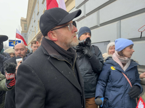 Grzegorz Braun stawił się w prokuraturze, ale zarzutów nie usłyszał. Po wyjściu złożył autograf na gaśnicy - 2