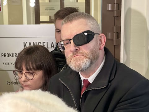 Grzegorz Braun stawił się w prokuraturze, ale zarzutów nie usłyszał. Po wyjściu złożył autograf na gaśnicy - 3
