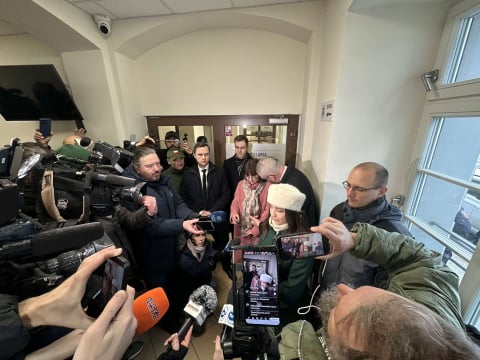 Grzegorz Braun stawił się w prokuraturze, ale zarzutów nie usłyszał. Po wyjściu złożył autograf na gaśnicy - 4