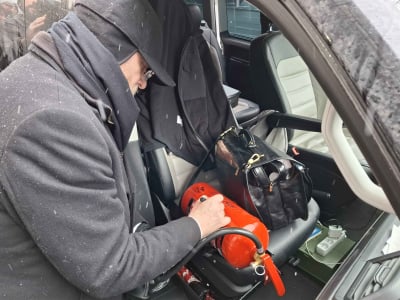 Grzegorz Braun stawił się w prokuraturze, ale zarzutów nie usłyszał. Po wyjściu złożył autograf na gaśnicy - 5
