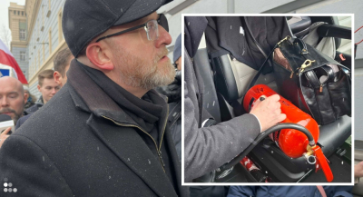 Grzegorz Braun w prokuraturze, nie usłyszał zarzut&oacute;w. Po wyjściu złożył autograf na gaśnicy