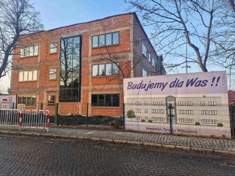 Inni likwidują, a w gminie Miłkowice budują. Powstaje nowa szkoła w Rzeszotarach - 0