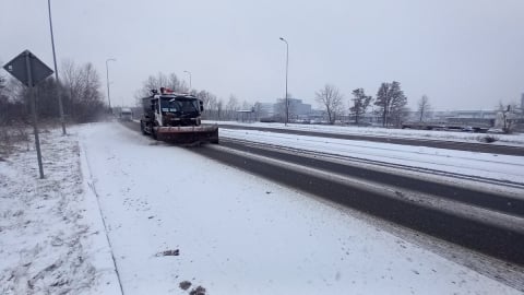 Pługopiaskarki pracują bez przerwy. "Nie zasypiamy. Działamy, kiedy ludzie śpią i nie widzą naszej pracy" - 1
