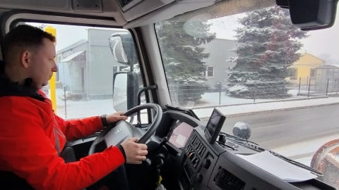 Pługopiaskarki pracują bez przerwy. "Nie zasypiamy. Działamy, kiedy ludzie śpią i nie widzą naszej pracy" - 2