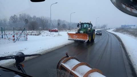 Pługopiaskarki pracują bez przerwy. "Nie zasypiamy. Działamy, kiedy ludzie śpią i nie widzą naszej pracy" - 3