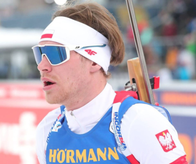 Polska sztafeta biathlonowa w środku stawki. Biegli zawodnicy z regionu