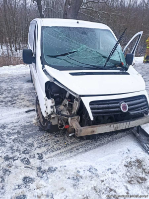 Dostawczy samochód uderzył w drzewo. Kierowca wiózł pasażera na składanym krześle - 4