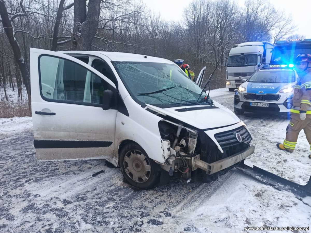 Dostawczy samochód uderzył w drzewo. Kierowca wiózł pasażera na składanym krześle – Niebezpieczna podróż zakończona zderzeniem z drzewem