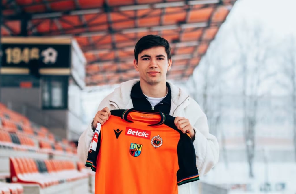 Kolejny transfer w klubie z Głogowa. Piłkarzem Chrobrego został Jakub Lis - Jakub Lis najczęściej występuje na prawej stronie obrony
