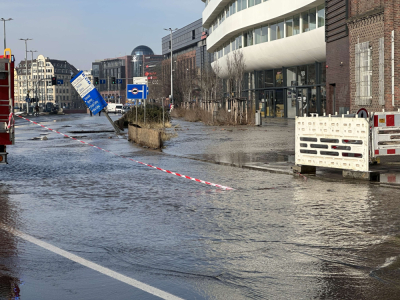 Rzeka na ul. Traugutta we Wrocławiu! Wielka awaria magistrali wodociągowej