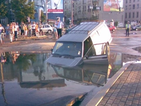 Zalana ul. Traugutta. To nie pierwsza awaria w tym miejscu. Zobaczcie, jak było w 2008 roku - 0