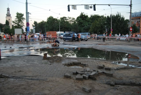 Zalana ul. Traugutta. To nie pierwsza awaria w tym miejscu. Zobaczcie, jak było w 2008 roku - 14
