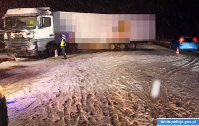 Zablokował ciężar&oacute;wką trasę S3. Wcześniej stracił uprawnienia za jazdę pod wpływem