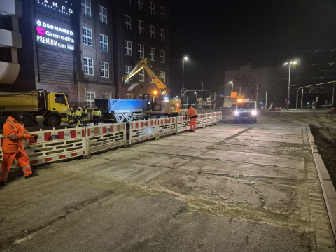 Ulica Traugutta znów przejezdna, ale naprawa trwa. MPWiK wciąż nie dokopało się do uszkodzonej rury - 0
