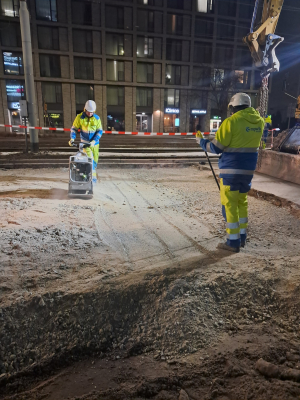 Ulica Traugutta znów przejezdna, ale naprawa trwa. MPWiK wciąż nie dokopało się do uszkodzonej rury - 1