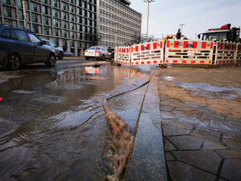 Ulica Traugutta znów przejezdna, ale naprawa trwa. MPWiK wciąż nie dokopało się do uszkodzonej rury - 3
