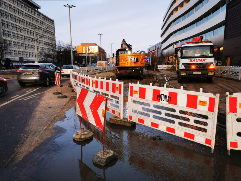 Ulica Traugutta znów przejezdna, ale naprawa trwa. MPWiK wciąż nie dokopało się do uszkodzonej rury - 4