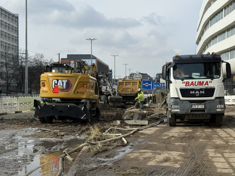 Ulica Traugutta znów przejezdna, ale naprawa trwa. MPWiK wciąż nie dokopało się do uszkodzonej rury - 5