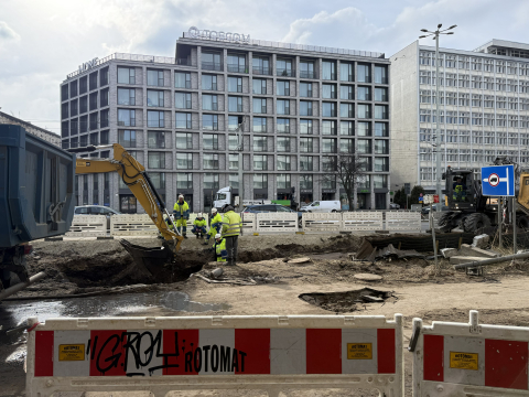 Ulica Traugutta znów przejezdna, ale naprawa trwa. MPWiK wciąż nie dokopało się do uszkodzonej rury - 8
