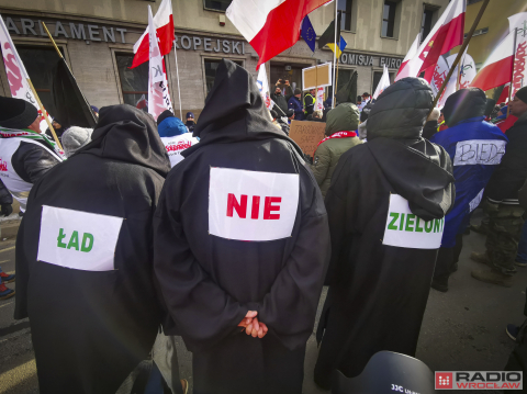 Rolnicy protestują we Wrocławiu. Ciągniki przed urzędem już od samego świtu - 8
