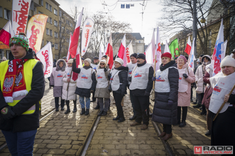Rolnicy protestują we Wrocławiu. Ciągniki przed urzędem już od samego świtu - 10