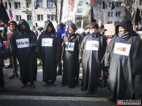 Rolnicy protestują we Wrocławiu. Ciągniki przed urzędem już od samego świtu - 12