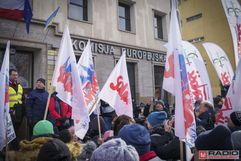Rolnicy protestują we Wrocławiu. Ciągniki przed urzędem już od samego świtu - 13
