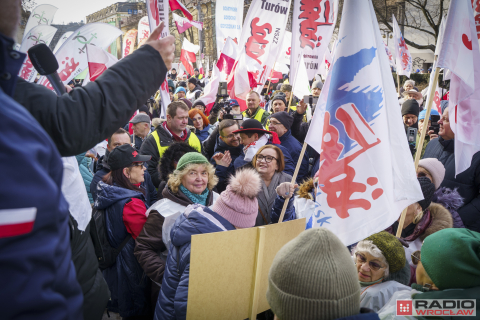 Rolnicy protestują we Wrocławiu. Ciągniki przed urzędem już od samego świtu - 14