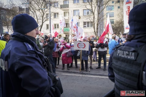 Rolnicy protestują we Wrocławiu. Ciągniki przed urzędem już od samego świtu - 16