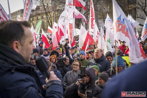 Rolnicy protestują we Wrocławiu. Ciągniki przed urzędem już od samego świtu - 17