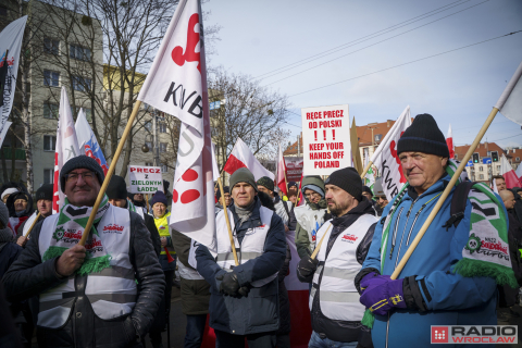 Rolnicy protestują we Wrocławiu. Ciągniki przed urzędem już od samego świtu - 18