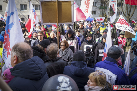 Rolnicy protestują we Wrocławiu. Ciągniki przed urzędem już od samego świtu - 19