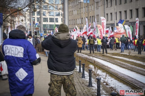 Rolnicy protestują we Wrocławiu. Ciągniki przed urzędem już od samego świtu - 20