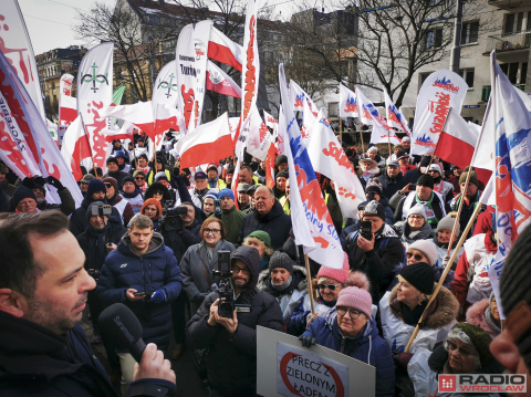 Rolnicy protestują we Wrocławiu. Ciągniki przed urzędem już od samego świtu - 21