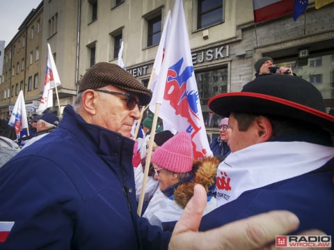 Rolnicy protestują we Wrocławiu. Ciągniki przed urzędem już od samego świtu - 22
