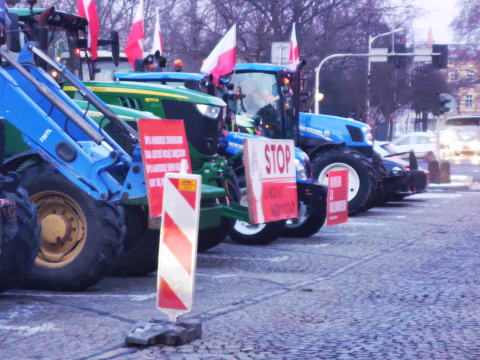 Rolnicy protestują we Wrocławiu. Ciągniki przed urzędem już od samego świtu - 1