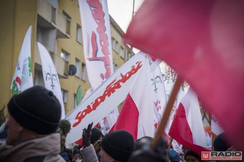 Rolnicy protestują we Wrocławiu. Ciągniki przed urzędem już od samego świtu - 23