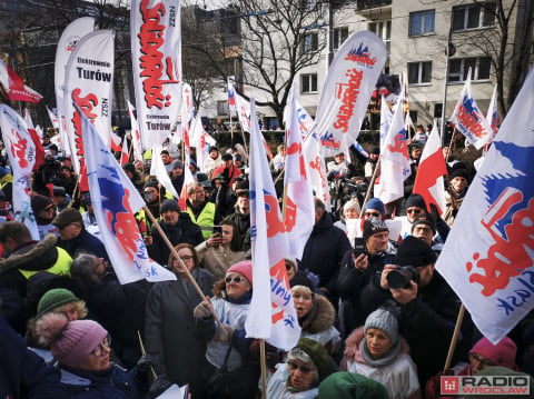 Rolnicy protestują we Wrocławiu. Ciągniki przed urzędem już od samego świtu - 24