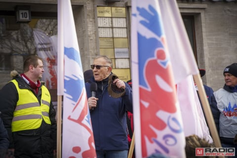 Rolnicy protestują we Wrocławiu. Ciągniki przed urzędem już od samego świtu - 25