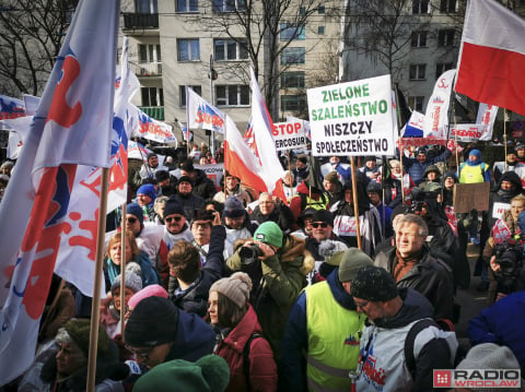 Rolnicy protestują we Wrocławiu. Ciągniki przed urzędem już od samego świtu - 26