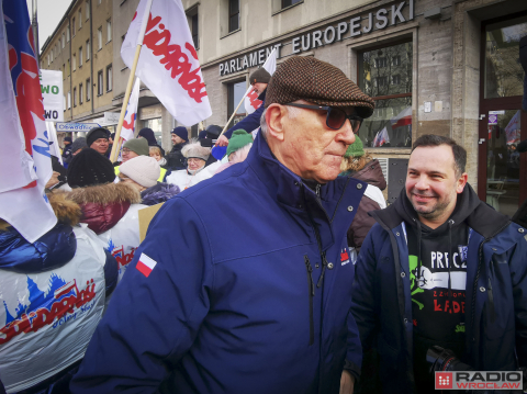 Rolnicy protestują we Wrocławiu. Ciągniki przed urzędem już od samego świtu - 27