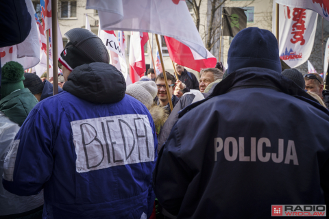 Rolnicy protestują we Wrocławiu. Ciągniki przed urzędem już od samego świtu - 28
