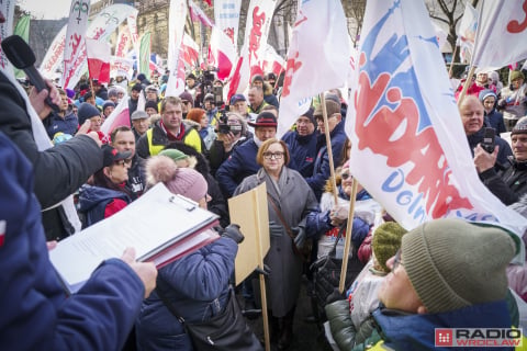 Rolnicy protestują we Wrocławiu. Ciągniki przed urzędem już od samego świtu - 29