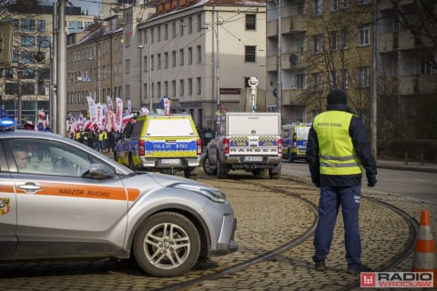Rolnicy protestują we Wrocławiu. Ciągniki przed urzędem już od samego świtu - 30