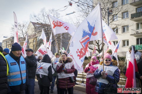 Rolnicy protestują we Wrocławiu. Ciągniki przed urzędem już od samego świtu - 32