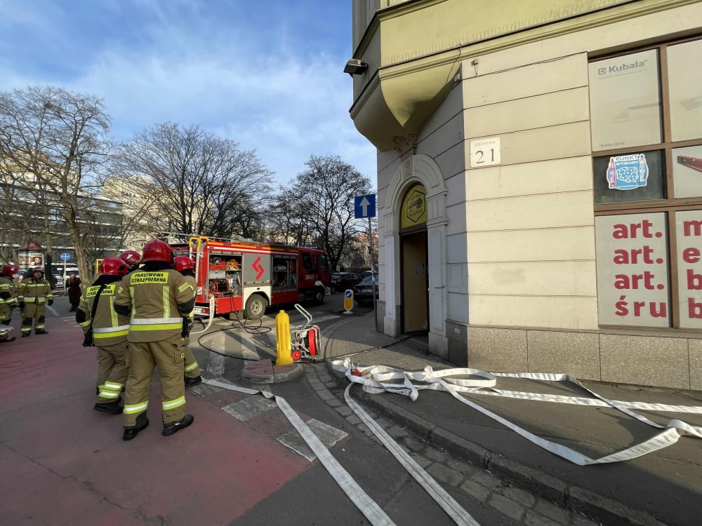  Pożar w budynku na Legnickiej. 7 zastępów straży pożarnej w akcji - Zadymienie na piętrze. Straż pożarna w akcji