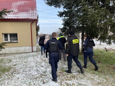 "Bez wody i jedzenia". Awantura o psa w Biedrzychowie. Właściciel przygotował się na kontrolę służb? [WIDEO] - 2