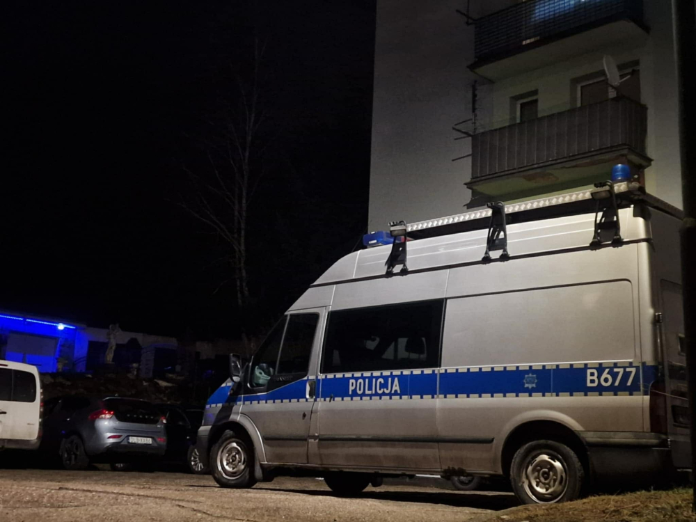 Pięciolatka wypadła z balkonu w Olszynie. Ojciec miał ponad 1,5 promila alkoholu – Pięciolatka wypadła z balkonu w Olszynie. Ojciec miał ponad 1,5 promila alkoholu