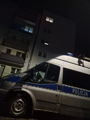Pięciolatka wypadła z balkonu w Olszynie. Ojciec miał ponad 1,5 promila alkoholu - 0