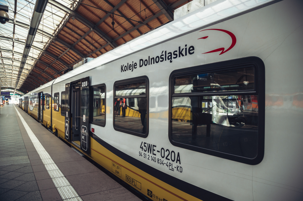 Osobówka wjechała pod pociąg w powiecie lwóweckim. Jedna osoba jest poszkodowana - W działaniach brało udział pięć zastępów OSP oraz strażacy z Lwówka Śląskiego i Bolesławca.